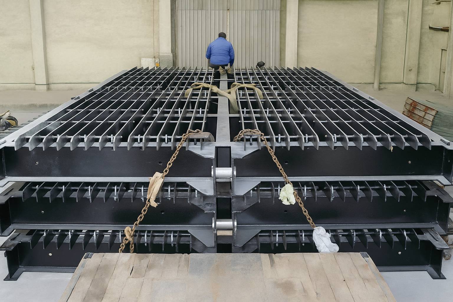 Triton Industry Mehedinți - Construcții și Prelucrări Metalice | Debitare Laser | Confecții metalice și debitare laser în Mehedinți și Oltenia. Sudură industrială, porți, garduri, panouri metalice și prelucrare mecanică de precizie.